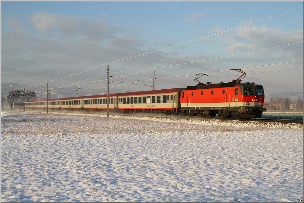 Bei eisiger Klte fhrt 1044 115 mit EN 234  Allegro Tosca  von Rom nach Wien Meidling.
21.12.2009