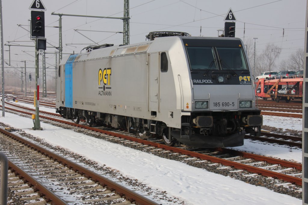 Bei eisiger Klte wartet PCT Altmann 185 690 auf ihre nchste Aufgabe.Glauchau(Sachs.)06.02.2011.