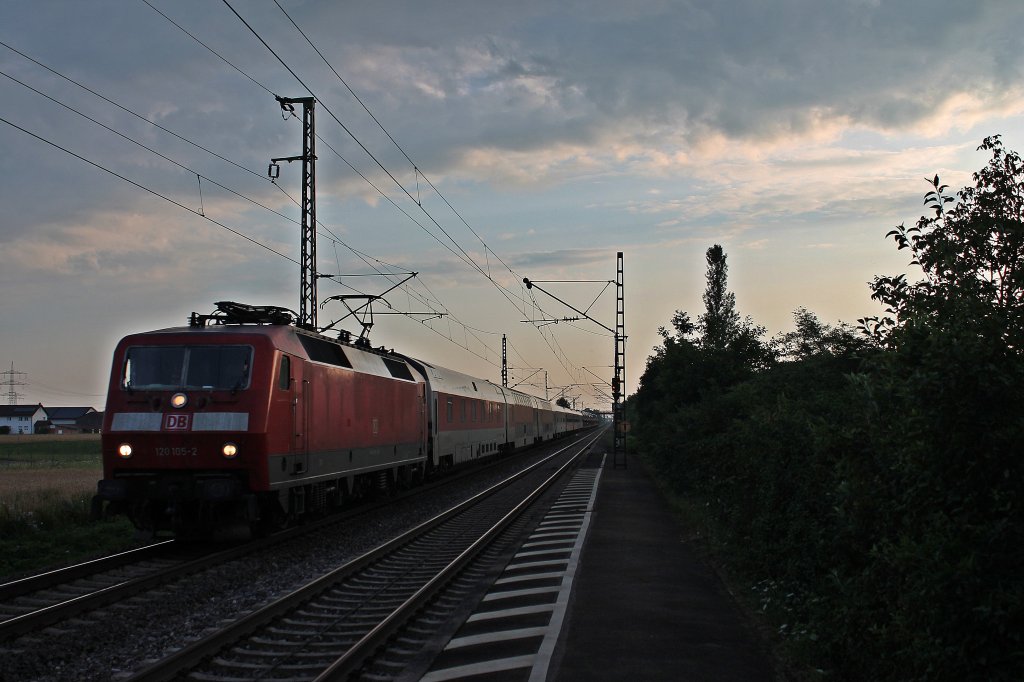 Bei den ersten Sonnenstrahlen des 25.07.2013 Durchfuhr der AZ 1379 (Hamburg-Altona - Lrrach) mit 120 105-2 als Zuglok den Hp. Auggen.