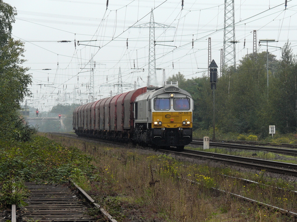 Bei extrem schlechten Lichtverhltnissen, konnte ich die Class 77 (247 020-1) von EuroCargoRail auf den Chip bannen. Ratingen-Lintorf. 04.10.2011.