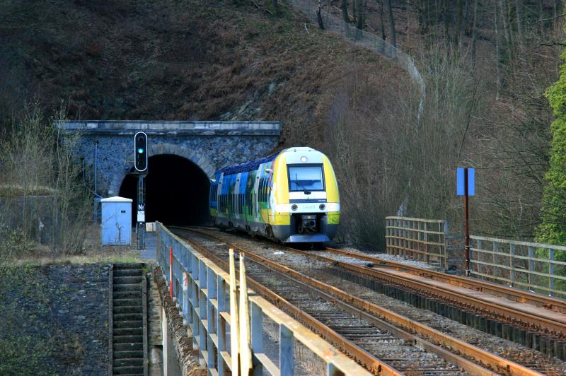 Bei der Fahrt durch die Ardennen berquert X76699 die Brcke ber die Maas kurz vor der Station Montherme; 23.03.2012