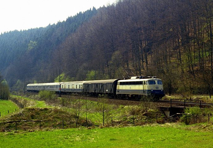 Bei Finnentrop war 110 451 am 10.04.1985 mit ihrem Eilzug nach Hagen unterwegs.