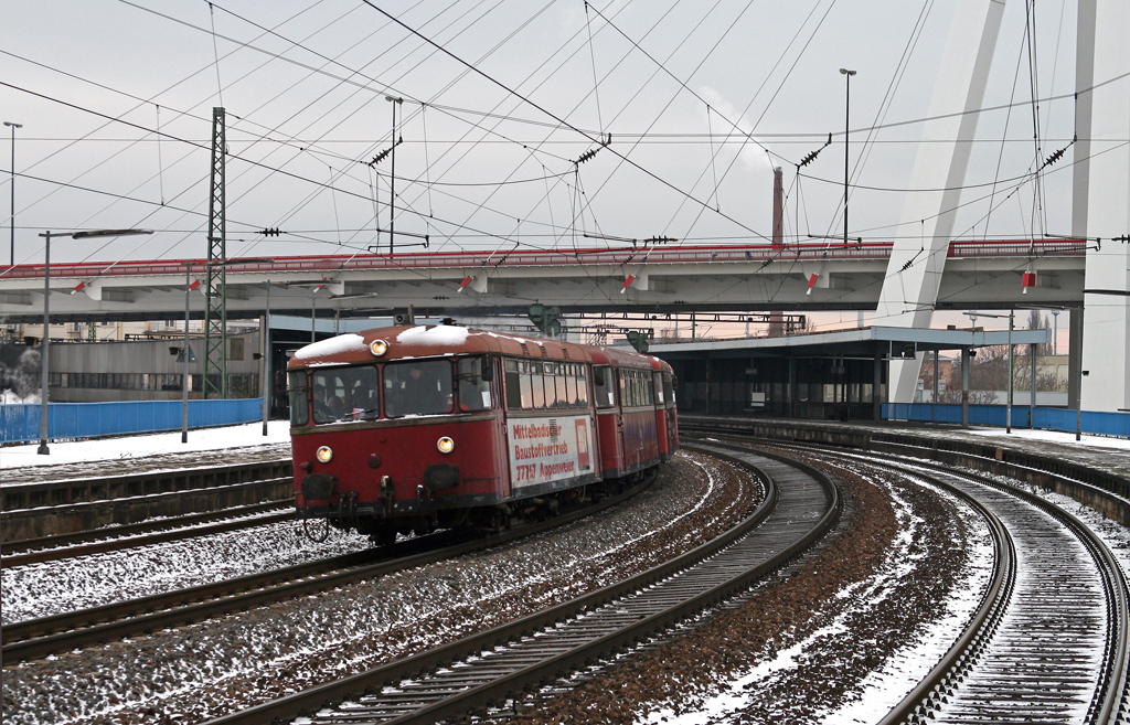 Bei frostigen Temperaturen von rund 10 Grad unter Null durcheilen 798 622, 998 746, 998 250 und 798 818 der Pfalzbahn am 20. Dezember 2009 als Sonderzug nach Neustadt (Weinstrae) mit rund 30 Minuten Versptung den Hauptbahnhof von Ludwigshafen (Pfalz). Die Aufnahme entstand legal vom Bahnsteig 2, ich stand nicht im Gleisbereich.