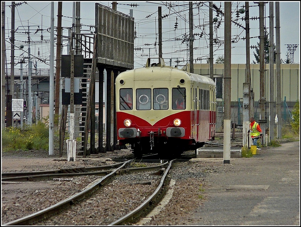 Bei gefhltem Novemberwetter fand am 26.09.2010 im  Technicentre Lorraine  in Thionville ein Tag der offenen Tr statt. Der Pendeldienst zwischen dem Bahnhof und dem Dpot absolvierte der Schienenbus X 2403 der Association des Chemins der Fer de la Haute Auvergne aus Rennes. Die Baureihe X 2400 wurde in einer Anzahl von 79 Stck von Dcauville in Corbeil zwischen 1951 und 1955 gebaut. Die Fahrzeuge bieten Platz fr 12 Reisende in der 1. und 56 Reisende in der 2. Klasse, sind 27 m lang und erreichen eine Hchstgeschwindigkeit von 100 km/h. Sie besitzen 2 V 18 Zyl. Renaultmotoren von je 300 CV. (Hans)  