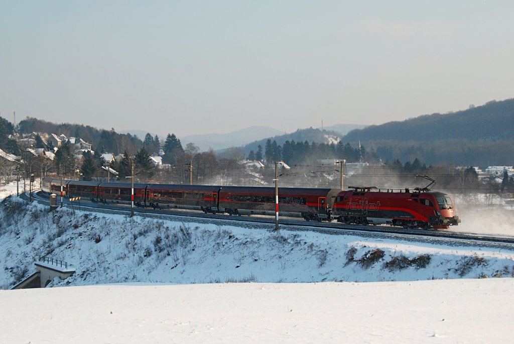 Bei gefhlten minus 18 Grad Celsius (- 10, Wind mit ca. 30 km/h) schiebt 1116 221 den Railjet Richtung Wien. Drrwien, am 20.12.2009.