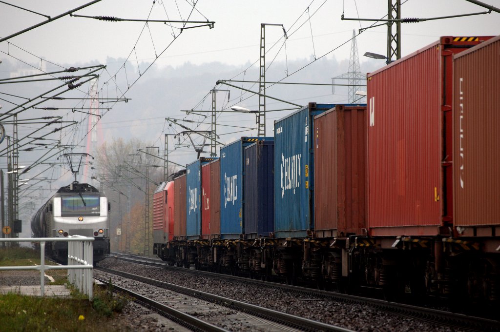 Bei grauem Himmel und Regen bietet 37031 wenig Kontrast als sie mit einem  kurzen Kesselwagenleerzug  eilend auf 189 004 - 5 trifft, die gerade nach Halt einen langen Containerzug beschleunigen mu.  11.11.2012 gegen 10:58 Uhr Radebeul Naunhof.