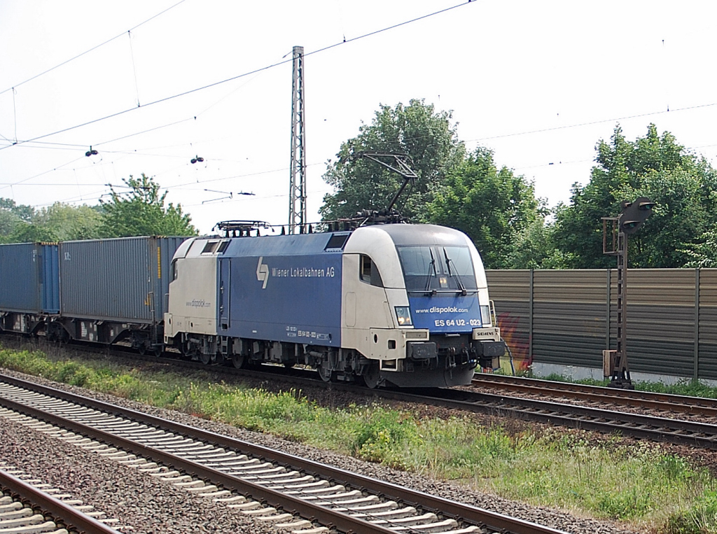 Bei G�mmer kommt die ES 64 U2 - 023 mit einem Containerzug durch gefahren.
21.05.2011