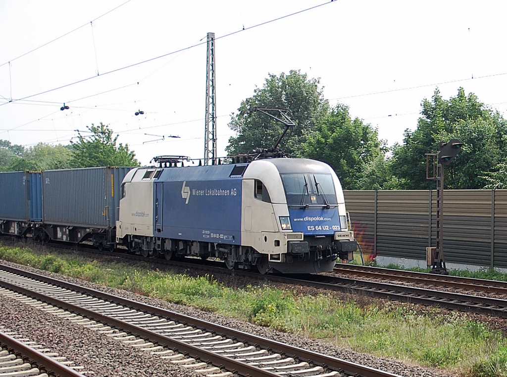 Bei Gmmer kommt die ES 64 U2 - 023 mit einem Containerzug durch gefahren.
21.05.2011