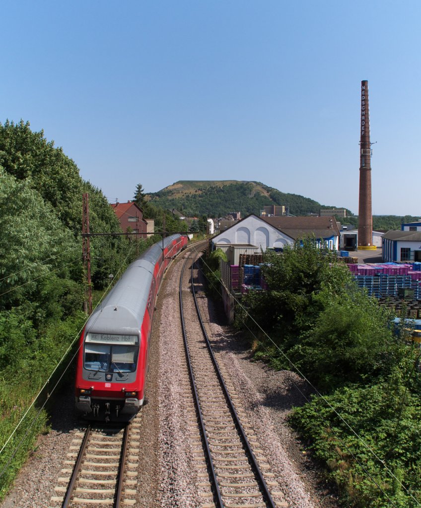 Bei guten 36 C im Schatten warteten wir auf den  Weinzug  aber der sollte spter auftauchen. 

Der RE Saarbrcken - Koblenz durchfhrt den Stadteil Fraulautern der Kreisstadt Saarlouis.

27.07.2013 KBS 685 - Bahnstrecke 3230 Saarbrcken - Karthaus