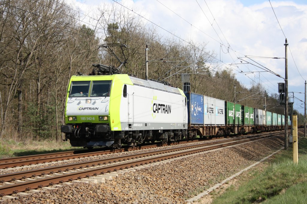 Bei Hangelsberg auf der Strecke Berlin - Frankfurt (Oder) am 23.04.12: 185 542-8  Captrain  Richtung Berlin unterwegs.  