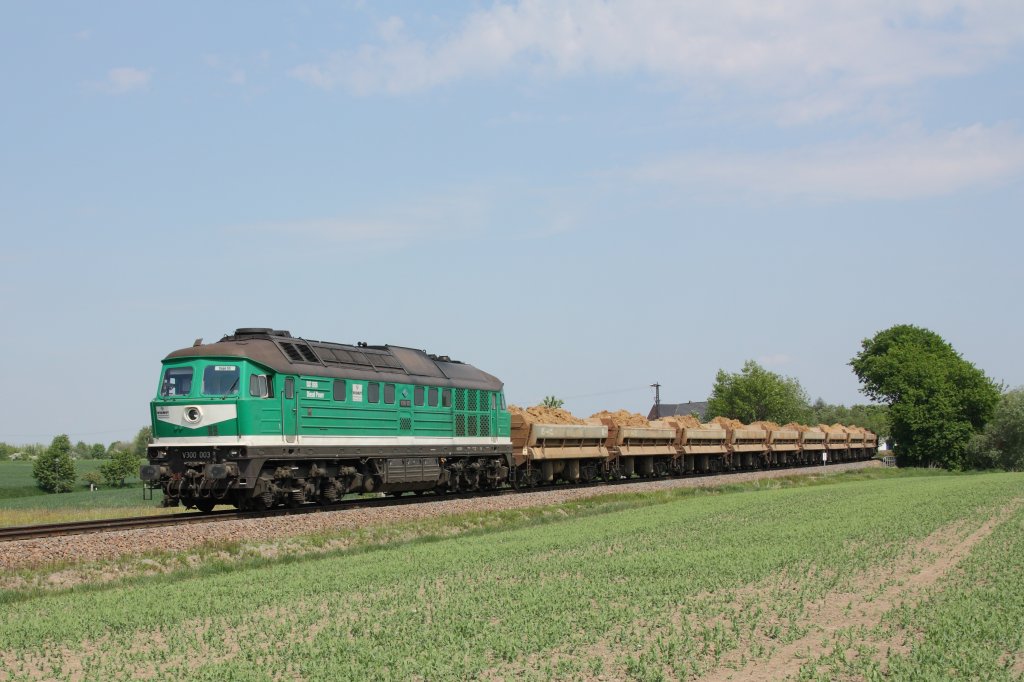 Bei Hartha konnte am 11.05.2011 V300 003 der Wismut Werkbahn mit einem Sandzug in Richtung Ronneburg fotografiert werden. 
