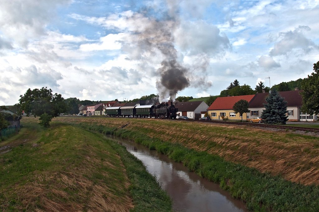 Bei Hauskirchen lichteten sich kurzzeitig die Regenwolken. 93.1420 ist ins Zayatal nach Neusiedl- St. Ulrich unterwegs. Die Aufnahme entstand am 28.05.2011.