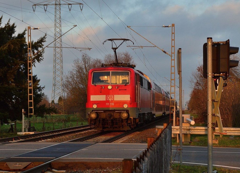 Bei Herrather Linde schiebt die 111 116 einen RE 4 Zug mit dem Ziel Dortmund. 30.11.2012
