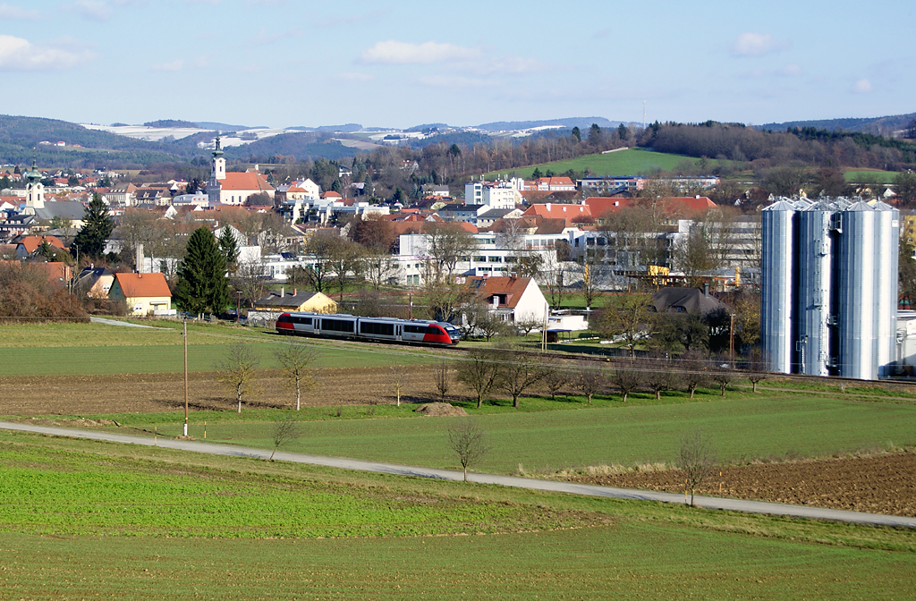 Bei herrlichem Sonnenschein, der Winter l��t aber schon gr��en, f�hrt ein Dieseltriebwagen 5022 als R2775 von Friedberg nach Oberwart. Pinkafeld, 27.11.2010