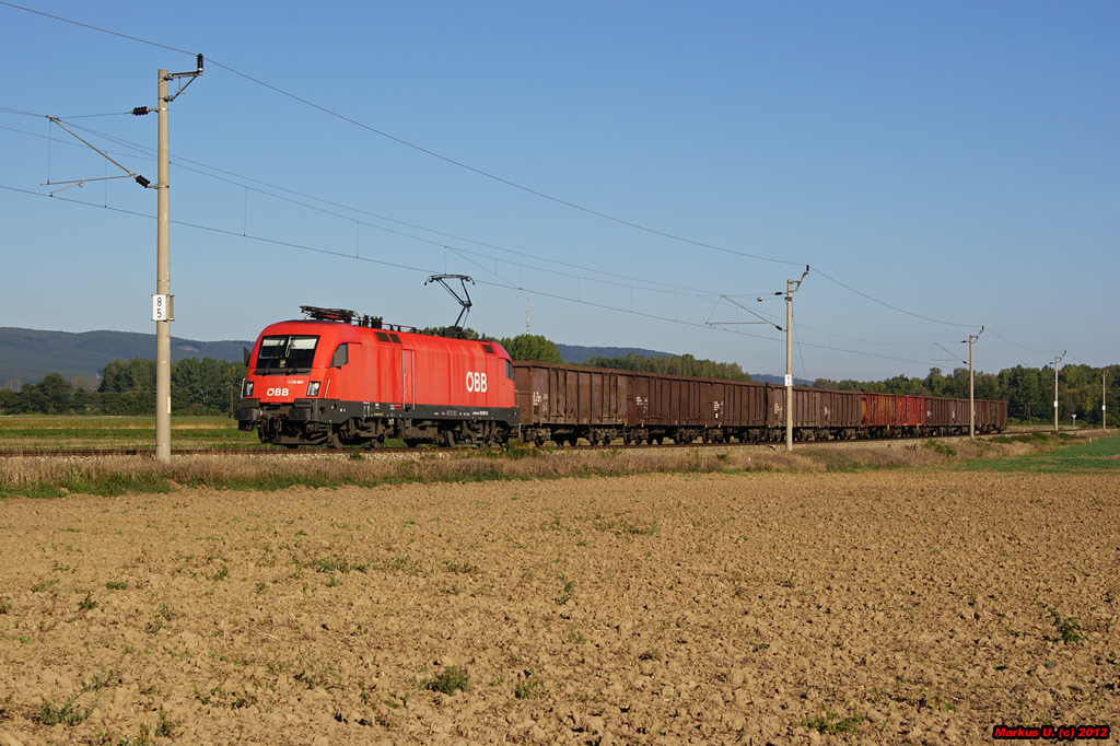 Bei herrlichem Sptsommerwetter fhrt 1116 067 am 06.10.2012 mit LGAG 59021 von Stadlau nach Deutschkreutz.