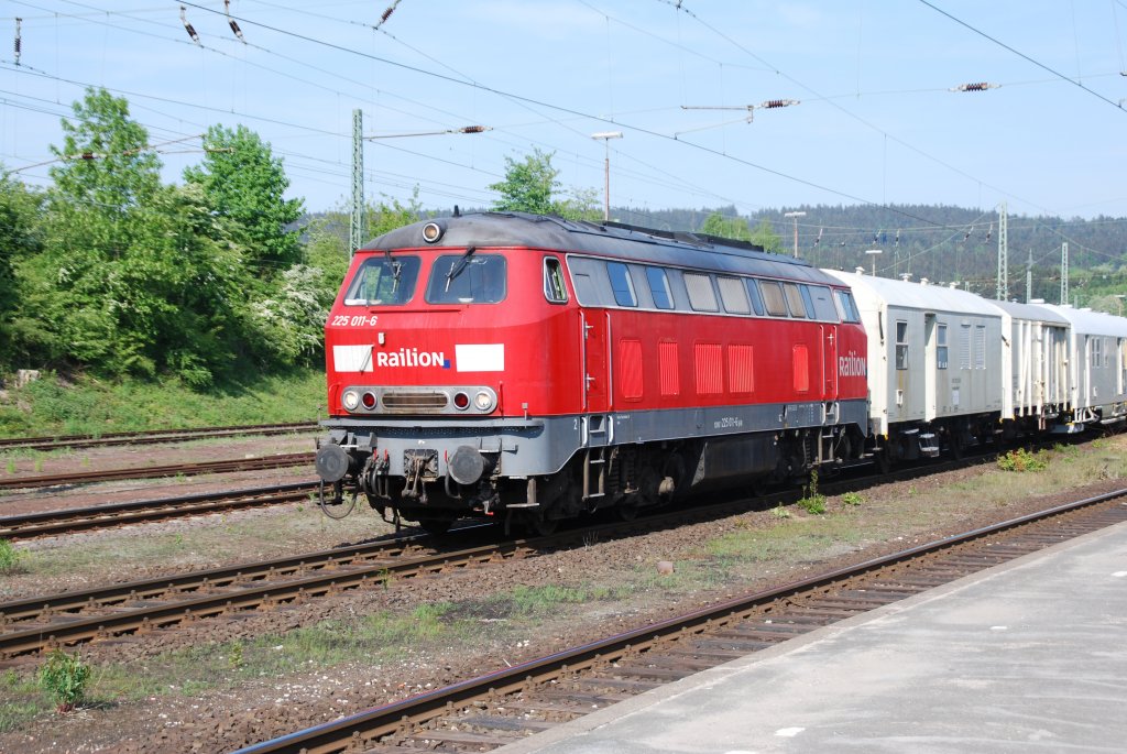 Bei herrlichem Wetter wartet 225 011-6 am 05.05.2012 im Bahnhof von Altenbeken auf Weiterfahrt. Als Anhngsel wurde ein  Unkrautvernichter  mitgefhrt, der auch im Einsatz war. Nach einer 20-mintigen Pause und einer 155er mit einem Zug Kesselwagen wurde die Fahrt ber das Viadukt in Richtung Paderborn fortgesetzt. 
