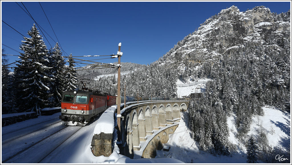 Bei herrlichstem Winterwetter, ziehen 1144 006 und eine 1116 einen Kesselzug ber die Kalte Rinne bergwrts.
Breitenstein 19.1.2013