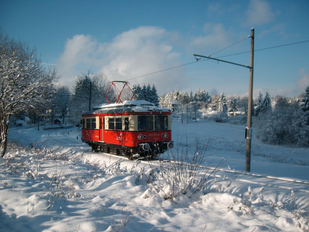 Bei herrlichsten Sonnentag am Samstag den 27.11.2010 und viel Schnee,der VT 479 201-6 der Oberweibacher Bergbahn.Hier beim Verlassen des Haltepunktes Cursdorf.