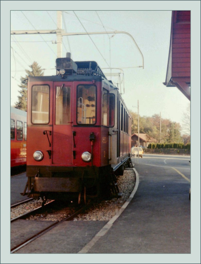 Bei den hochbeinigen alten NStCM Triebwagen schien mir Hochformat am Besten geeignet: ABDe 4/4 N in St Cergue im Herbst 1985. 
(Gescanntes Negativ)