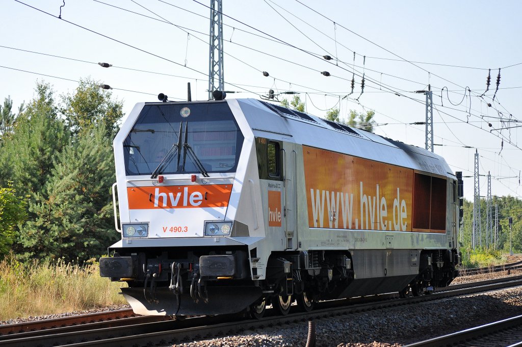 bei Hochsommerlichen Temperatur durchfhrt die Lok der HVLE am 03.08.2013 Berlin Eichgestell.