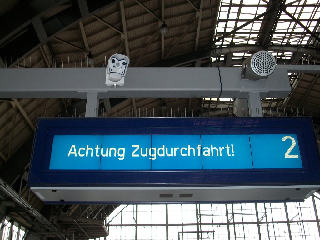 Bei jedem zweiten Zug auf der Fernbahn erscheint in Berlin Alexanderplatz diese Anzeige.Aufnahme am 16.Oktober 2010.