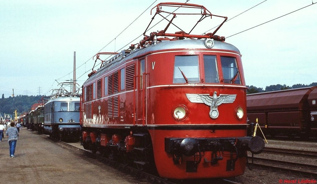 Bei der Jubiläumsausstellung  150 Jahre Deutsche Eisenbahnen  in Bochum-Dahlhausen war u. a. auch die E 19 01 ausgestellt, dahinter E 18 08 und weitere Museumslokomotiven (Herbst 1985)