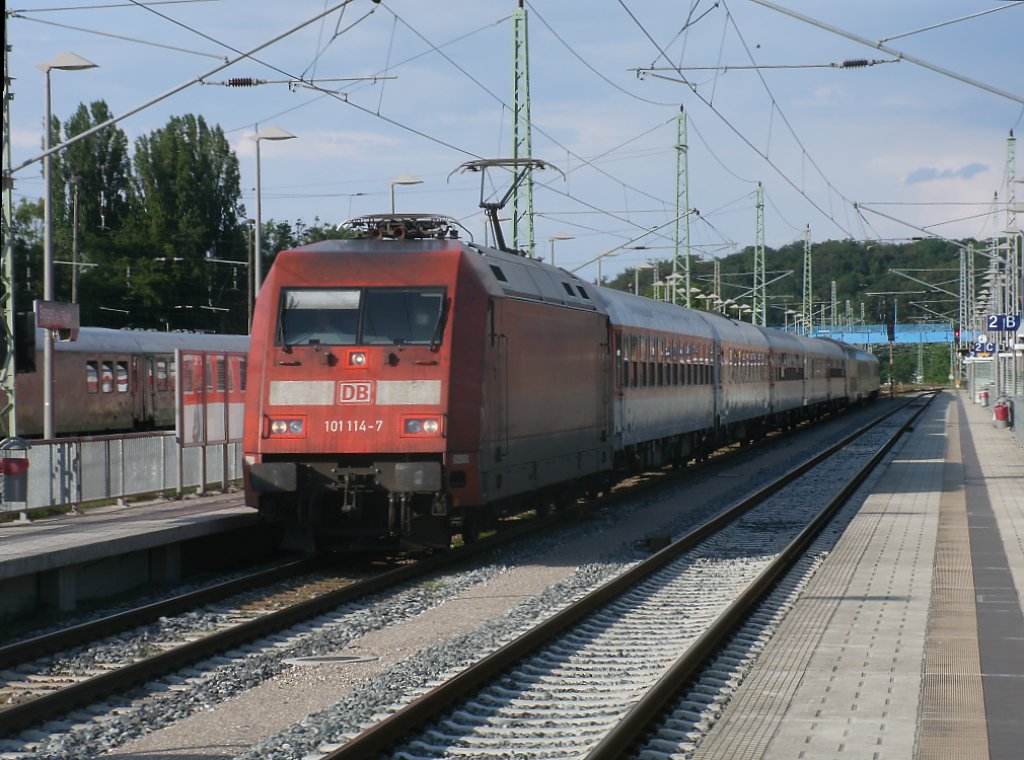 Bei keiner Versptung braucht der CNL 1258,von Binz nach Zrich,14 1/2h.Am 09.Juli 2011 war 101 114,mit CNL 1258 Binz-Zrich,gerade mal erst 20min von Binz unterwegs als in Bergen/Rgen gehalten wurde.