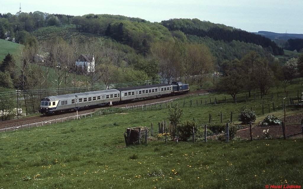 Bei Kierspe schiebt eine 212 ihren Nahverkehrszug in Richtung Hagen (Mai 1986) 