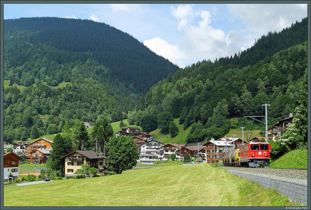 Bei Klosters Dorf zieht RhB 705 einen Gterzug den Berg hinauf. (08.07.2013)