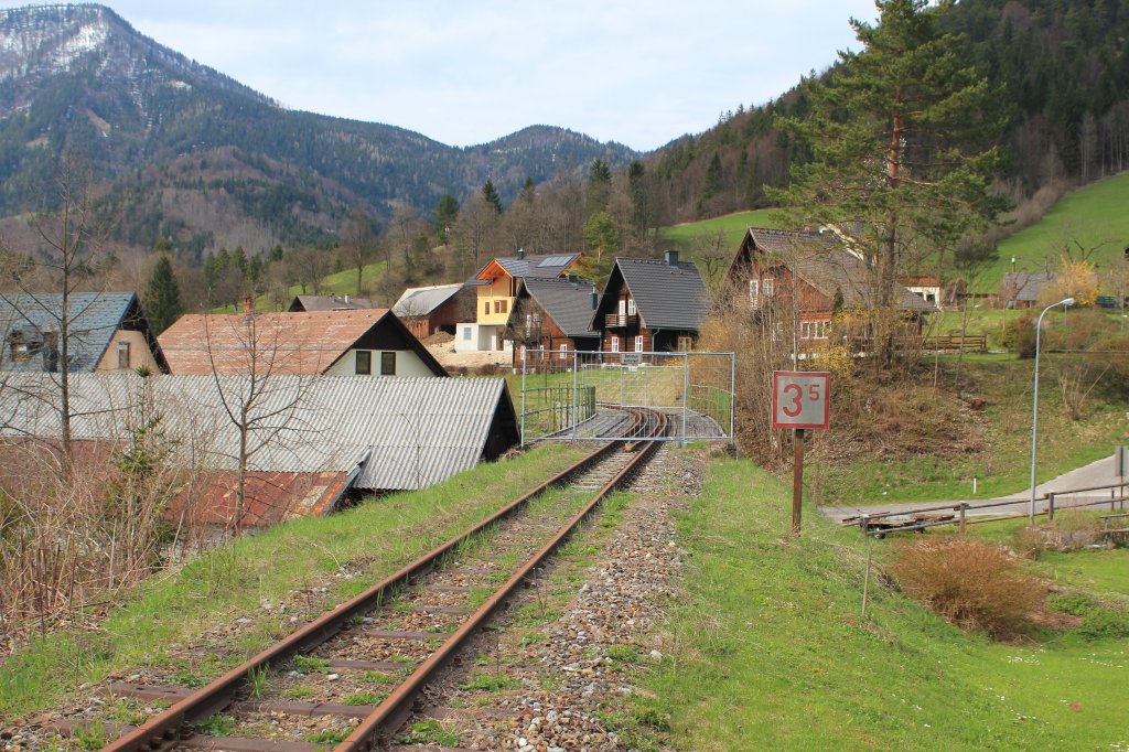 Bei Km 39,5 nahe dem Bahnhof Kogelbach berquert die Yppstalbahn einen Nebenbach der Ypps. Seit der Einstellung der Yppstalbahn sind smtliche Brcken durch Zaunanlagen abgesperrt worden, April 2012