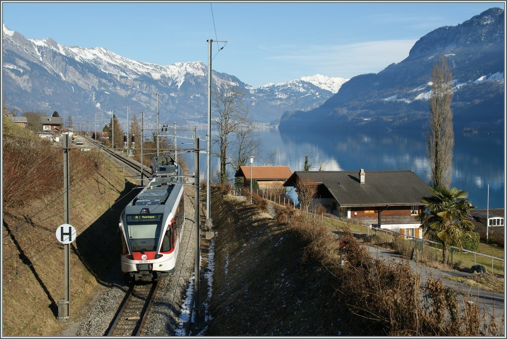 Bei dieser Landschaft wird die Bahn zu Statisten: Regionalzug 7457 nach Meiringen erreicht Niederreid am Brienzersee. 