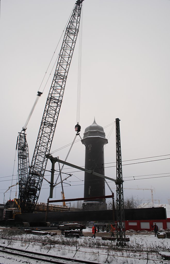 Bei laufendem Zugbetrieb werden hier am 07.12.2010 die Brckenteile fr die S-Bahn Ring Bahn Brcke montiert.