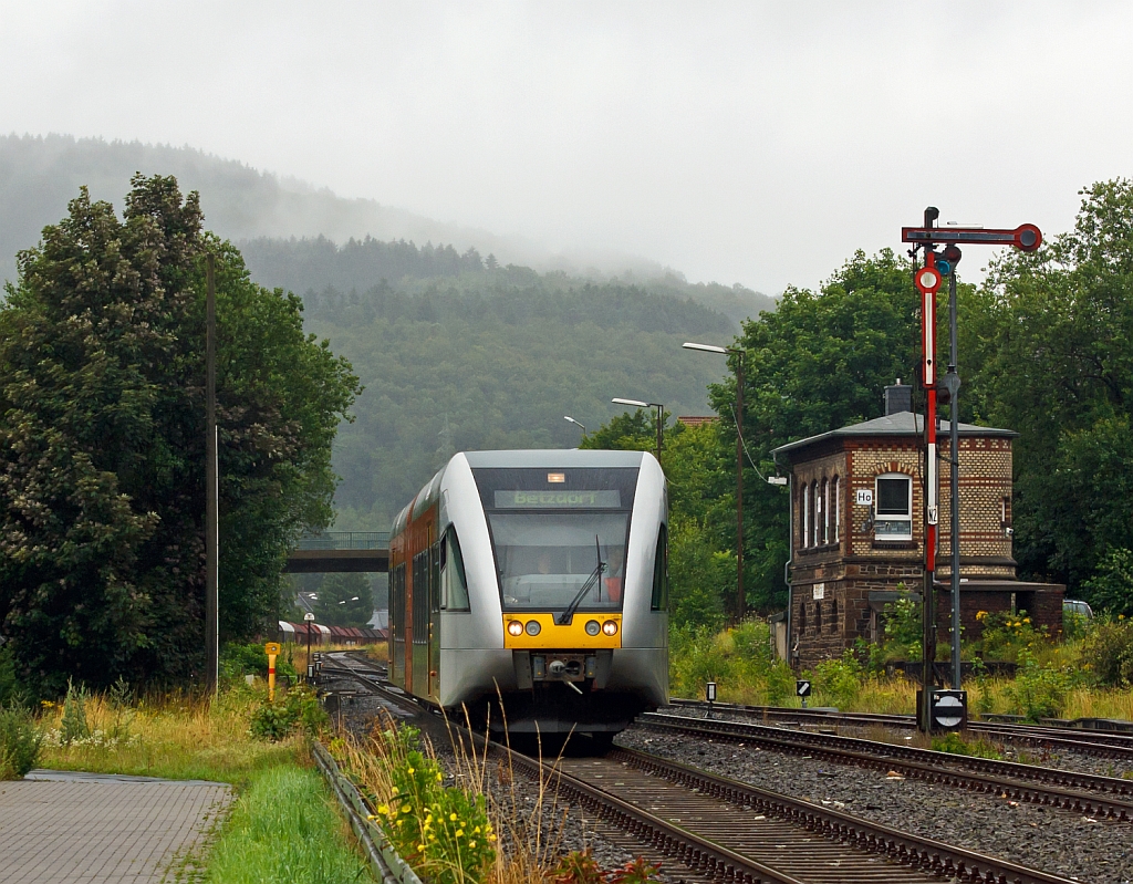 Bei leichtem Nieselregen - Ein Stadler GTW 2/6 der Hellertalbahn am 17.07.2012 kurz vor der Einfahrt in den Bahnhof Herdorf. Einen freundlichen Gru an den freundlichen Tf zurck.