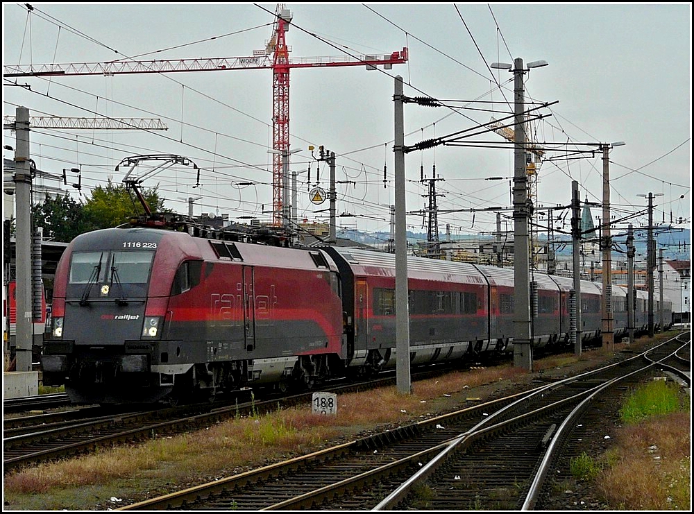 Bei leichtem Nieselregen und vielen Baukrnen im Hintergrund fhrt am 14.09.2010 ein Railjet in den Bahnhof von Linz ein. (Jeanny)