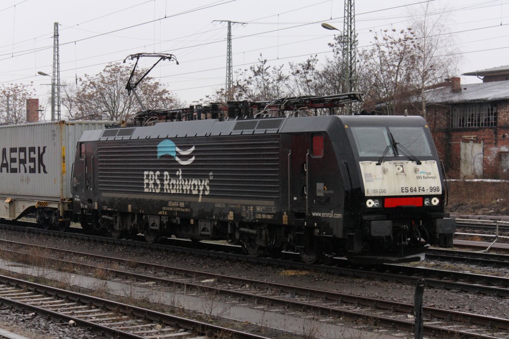 Bei leichtem Regen fhrt 189 098-7 im Dienst der ERS Railways mit einem Containerganzzug durch Magdeburg Hbf. Fotografiert am 26.02.2010. 