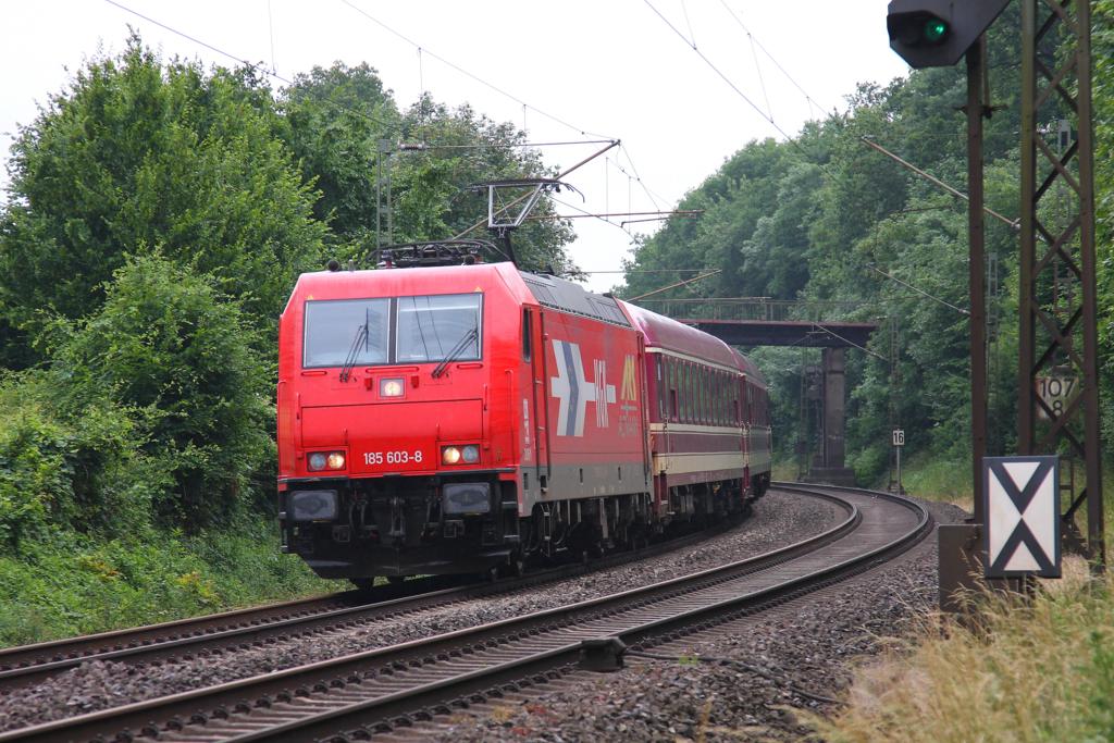 Bei leichtem Regenwetter ist die HGK Lok 185503 mit dem DPF 1842 nach
Hamburg unterwegs. Am 28.6.2013 legt sich der Zug um 14.00 Uhr in 
die Einfahrtkurve des Bahnhof Hasbergen.