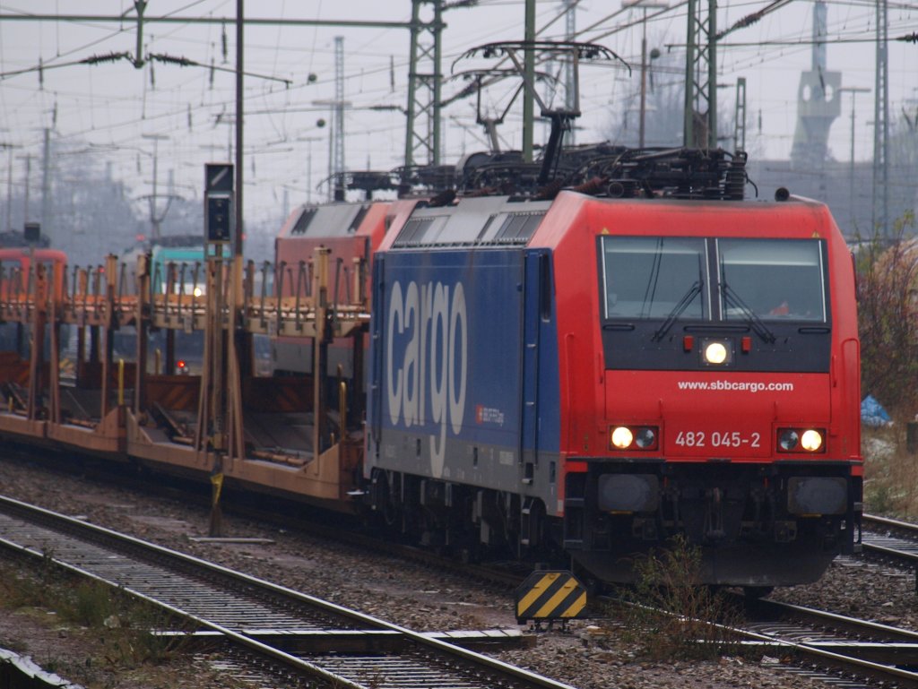 Bei leichtem Schneefall kommt 482 045-2 von der SBB Cargo mit einem leeren Autozug in den Aachener Westbahnhof.