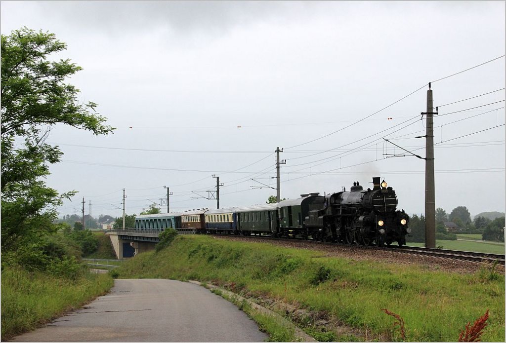 Bei leichten Regenfllen hat die 310 23 als Zug SR14761 (Sigmundsherberg-Wien/Heiligenstadt) soeben die Brcke ber die B9 bei Ziersdorf berquert. 9.6.12