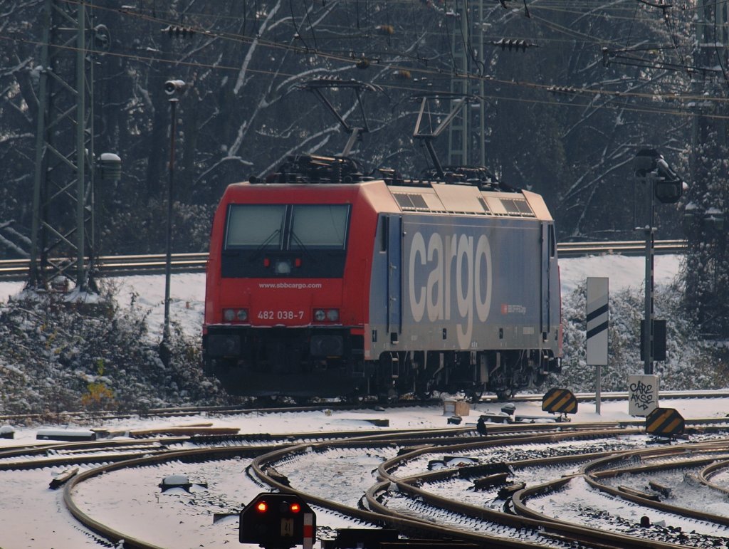 Bei leichten Schneefall und minus 7 Grad steht 482 038-7 am 02.12.2010 mit angehobenen Stromabnehmern in Aachen West auf Gleis 204 abgestellt.