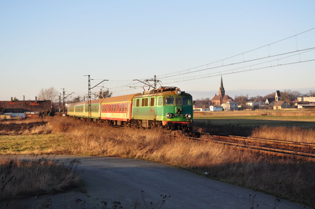 Bei letztem Sonnenschein donnert EU 07 166 durch Gogolin vorbei. (26.12.2009)