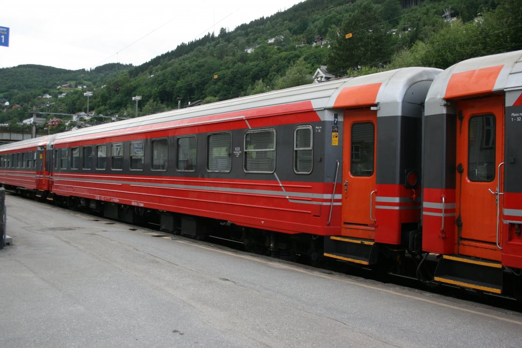 Bei der in den letzten Jahren durchgefhrten Modernisierung erhielt ein Grossteil der B3 das neue NSB-Design und eine neue Inneneinrichtung. Beibehalten wurden die (mangels Klimaanlage) weiterhin nicht verriegelten bersetzfenster, was die Wagen auf der Bergenbahn zum idealen Bahnfan-Gefhrt macht. Voss, 6.7.2010. 