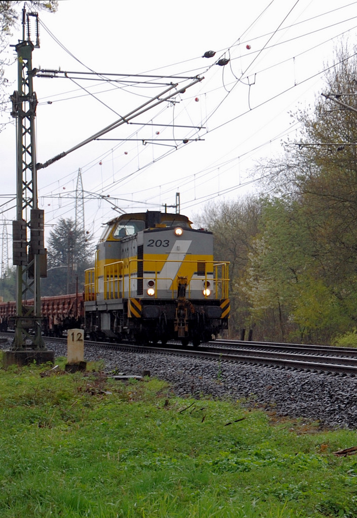Bei Lintorf kommt am 9.4.2012 die 203 001-3 mit einem Rungewagenganzzug in Richtung S�den gefahren........