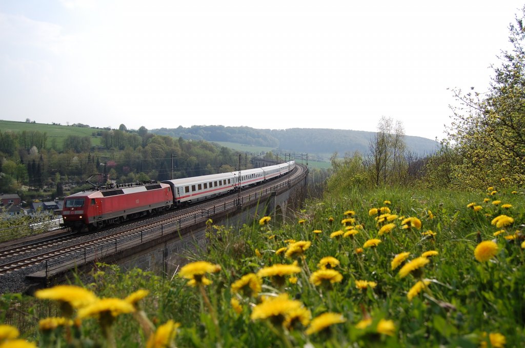 Bei L�wenzahnbl�te pur am Bekeviadukt in Altenebeken, �berquerte 120 124-3 mit einem umgeleitetem IC auf der Relation Hamm - Altenbeken - Hannover und einer unerkannten Schwesterlok am Schluss den Viadukt, 21.04.2011.