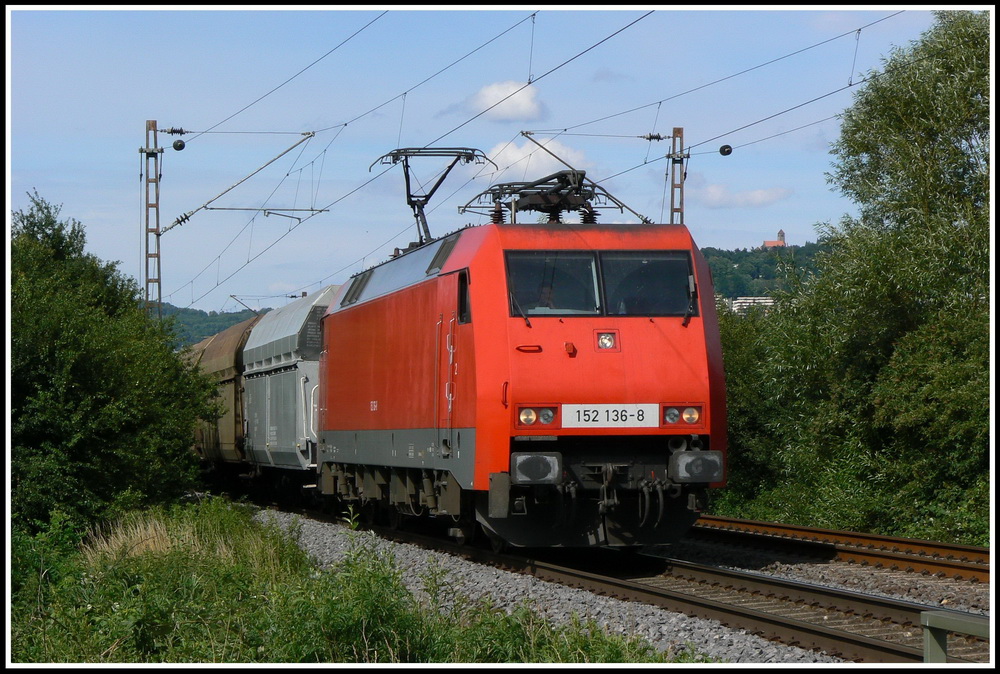 Bei L�tzelsachsen ist 152 136 am 24.6.2007 mit einem Zug aus polnischen Kohlewagen unterwegs. Im rechten Bildrand ist die Wachenburg von Weinheim zu erkennen.