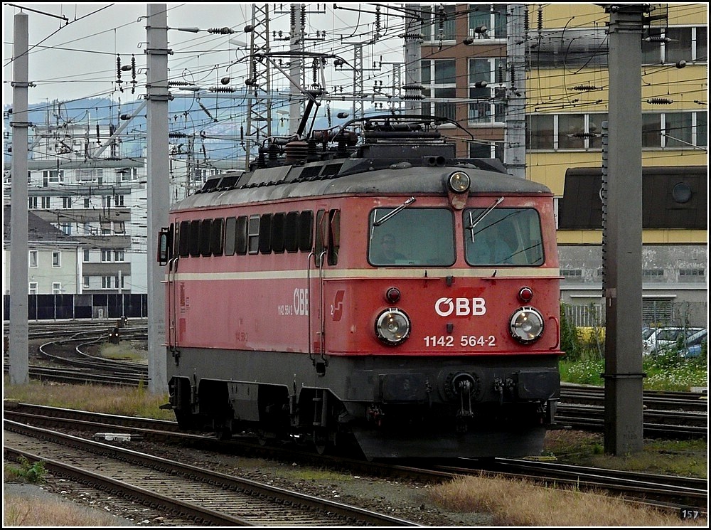 Bei migem Wetter am 14.09.2010 durchfuhr die 1142 564-2 solo den Bahnhof von Linz. (Jeanny)