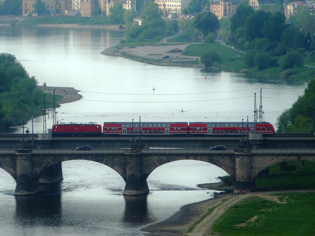 Bei meinem Kurzbesuch in Dresden am 29.04.2011 bin ich auf die Frauenkirche gestiegen und konnte von dort die S2 Richtung Dresden Flughafen fotografieren. Ich danke Eisen Bahn fr den Tipp ;)