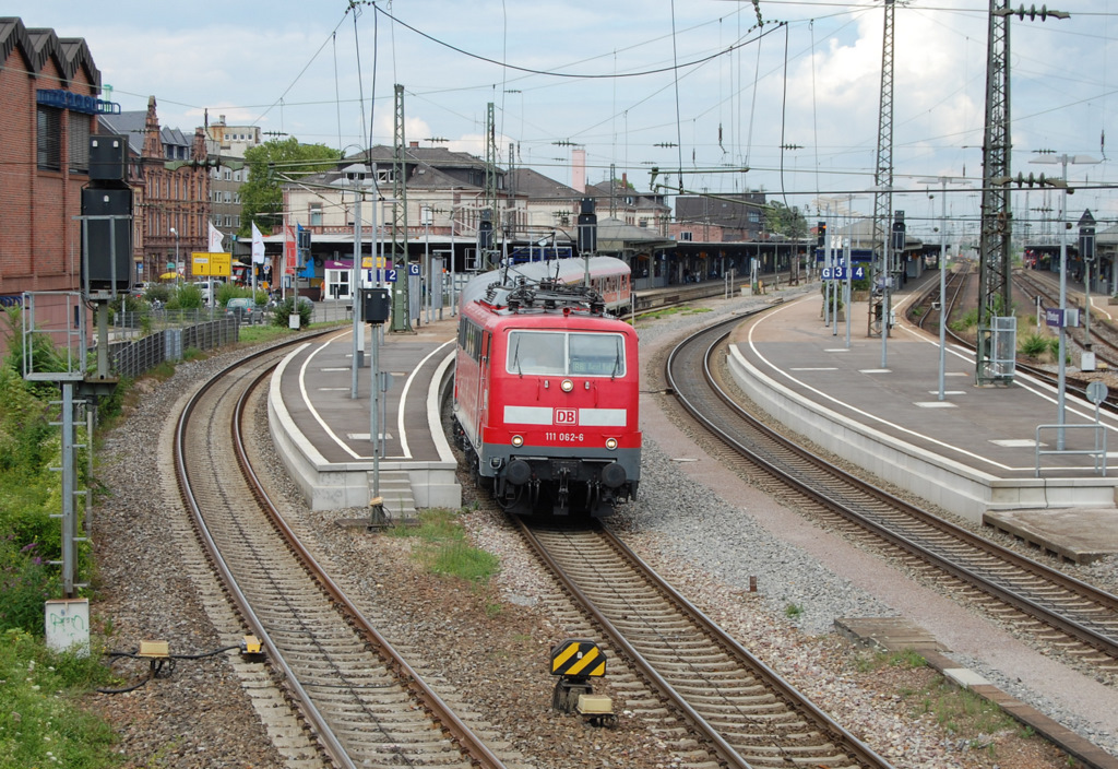 Bei meinem kurzen Aufenthalt am 30.7.2010 in Offenburg konnte ich des weiteren noch die Freiburger 111 062-6 aufnehmen, welche glcklicherweise noch einen Scherenstromabnehmer trgt. Am Haken hat die Lok einen Regionalzug nach Basel. 