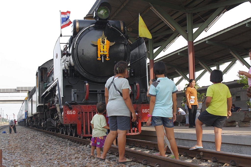 Bei meinen Reisen mit Dampfsonderz�gen in Thailand bin ich zur Erkenntnis gekommen, da� die Bev�lkerung extrem kurzsichtig sein muss und die Fotografen nur mit Makros arbeiten (:-)). Manchmal muss man bis zu 15 Minuten warten um ein Bild ohne st�rende Leute machen zu k�nnen. 850 am 04.Dezember 2010 im Bf. Chachoengsao Junction.