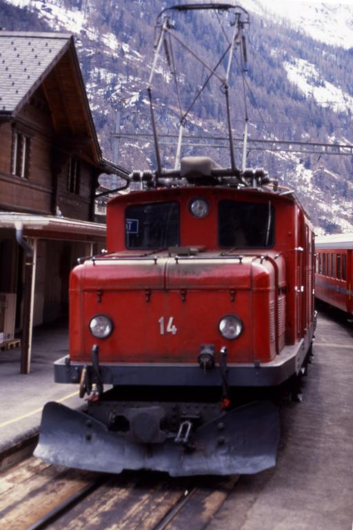 Bei meiner Fahrt nach Zermatt am 26.3.1990 begegnete mir in Taesch das BVZ  Krokodil  Lok Nr. 14. Leider konnte ich die interessante Maschine nur aus 
dem Zug heraus ablichten. 