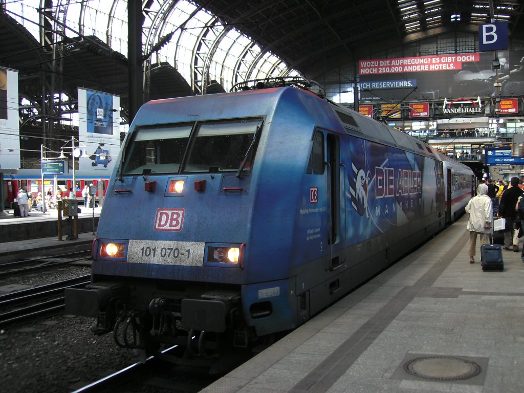 Bei meiner Hamburger Fototour,am 05.Juni 2010,hatte ich im Hbf das Gl�ck 101 070 vor die Linse zubekommen.